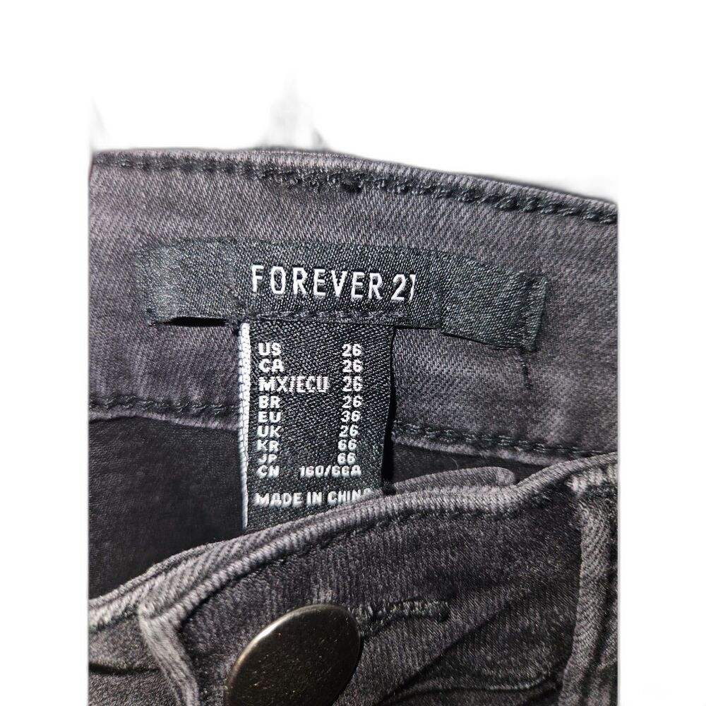 Forever 21 Women's Faded Black Jeans With Silver Beads At Frayed Bottom Sz 26 - Picture 4 of 4